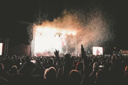 7669a356f2d611fffe0fc8d48175af3f-565x0xwidth-75-http-blog.uloop.com-uloop-r=305-jpg-wp-content-uploads-2017-11-music-festival-stage-450x300